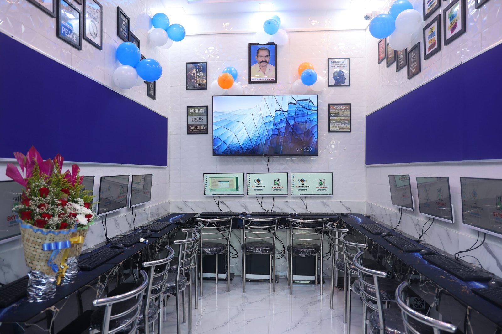Computer lab students at Gate No 7 Branch